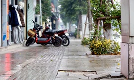 Nhiều khu vực được lát đá đã xuống cấp nhanh chóng.