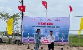 Chính quyền địa phương tiếp nhận khoản kinh phí hỗ trợ 500 triệu đồng từ đại diện Báo Tiền Phong