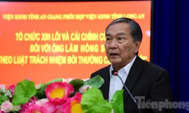 Ông Lâm Hồng Sơn (cầm hoa) tại buổi tổ chức xin lỗi công khai. Ảnh: Nhật Huy