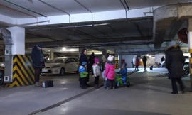 Trẻ em thủ đô Kiev chơi tại hầm trú ẩn là nhà xe. Ảnh: Nguyễn Hoàng 