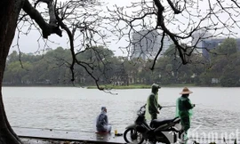 Mưa rét buốt ở Hà Nội, cần thủ vẫn dầm mình ở hồ Gươm
