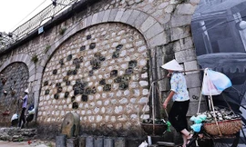 Không gian bích hoạ phố Phùng Hưng đang thu hút sự chú ý của đông đảo người dân và du khách