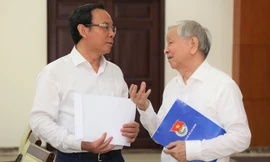 Bí thư Thành ủy TPHCM Nguyễn Văn Nên (trái) trao đổi với đại biểu tại hội thảo. Ảnh: NGÔ TÙNG