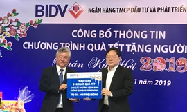Tổng Biên tập báo Tiền Phong Lê Xuân Sơn (phải) nhận những phần quà từ BIDV để trao cho người nghèo dịp Tết. Ảnh PV