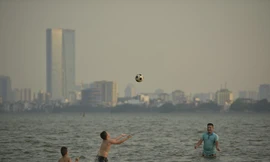 Người Hà Nội ùn ùn tắm Hồ Tây giải nhiệt chống cái nắng đầu hè