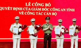 Các trưởng phòng nghiệp vụ Công an Lạng Sơn nhận quyết định nghỉ hưu trước tuổi. Ảnh: Duy Chiến.