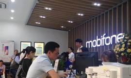 Sát hạn chót: Dân đổ xô xếp hàng chụp ảnh chân dung