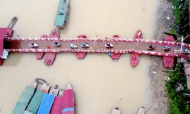 Cầu phao Lương Phúc nhìn từ trên cao. Ảnh: M.Đ