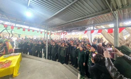 Nhiều đoàn cựu chiến binh tri ân đồng đội ở Pháo đài Đồng Đăng