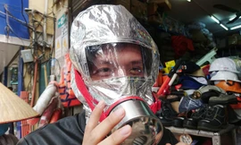 Một người dân đang thử mặt nạ chống khói trên phố Yết Kiêu.