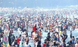 'Biển người' chen chúc đổ về biển Sầm Sơn ngày nghỉ lễ