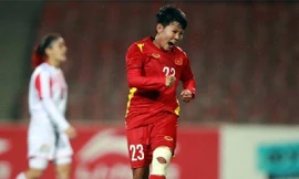 Phó Bí thư Tỉnh ủy Quảng Ngãi Đặng Ngọc Huy trao Bằng Khen của UBND tỉnh cho hai cầu thủ Nguyễn Thị Bích Thùy và Trần Thị Thu.