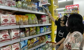 Nhiều mặt hàng thiết yếu tăng giá khiến người dân thắt chặt chi tiêu