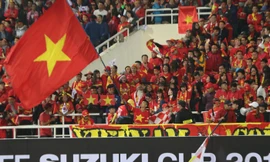 Cổ động viên vỡ òa sau bàn mở tỷ số của Anh Đức