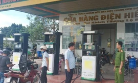 Doanh nghiệp lớn bị rút giấy phép, nguồn xăng dầu ở miền Tây liệu có đảm bảo?