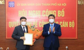 Ông Lê Quang Long nhận quyết định bổ nhiệm. Ảnh KTĐT