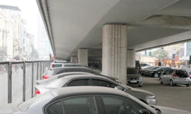 Nhiều gầm cầu được làm bãi đỗ xe, nguy cơ cháy nổ khó lường