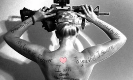 Cô Ashley Wise nghĩ ra cách viết lên lưng trần những thông điệp yêu thương gửi đến người chồng mắc hội chứng PTSD