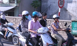 'Ngực lép' lại không được lái xe?