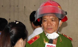 Thiếu tướng Nguyễn Đức Nghị - Giám đốc Sở Cảnh sát PCCC TP. Hà Nội trả lời báo chí bên hiện trường cháy