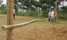 Học sinh tập nhảy 'xà đinh'