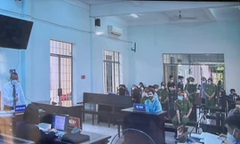 Phiên tòa xử Lê Chí Thành sáng nay (ảnh chụp qua màn hình).