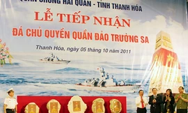 Tiếp nhận đá chủ quyền Trường Sa