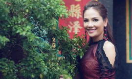 Á hậu phu nhân Thanh Hương trẻ trung với áo dài