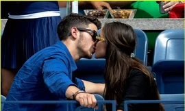 Nick Jonas công khai hôn bạn gái giữa chốn đông người