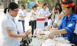 Chung tiền mua cơm, nước cho thí sinh