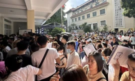 Trắng đêm vây cổng trường tranh suất học: Vì đâu nên nỗi?