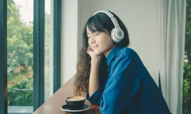 Để biết được mình có đang nằm mơ hay không, hãy nhìn đồng hồ hai lần liên tục