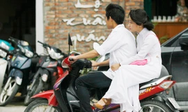 Học sinh vi vu đầu trần sau khai giảng