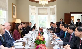 Thủ tướng Nguyễn Xuân Phúc cùng Thủ tướng New Zealand Jacinda Ardern cùng các quan chức cấp cao hai nước trong cuộc hội đàm ngày 13/3. (Ảnh: VGP)