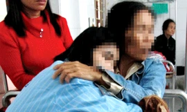 Mẹ con L. tại bệnh viện tâm thần