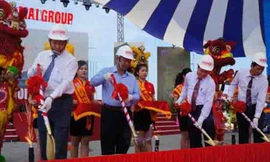 Ông Hứa Minh Hữu, Chủ tịch UBND thành phố Cà Mau chúcmừngTậpđoàn Sao Mai khởi động dự án Tổ hợp khách sạn, văn phòng cho thuê và Khu đô thị mới Nhựt Hồng tại xã Lý Văn Lâm (thành phố Cà Mau).