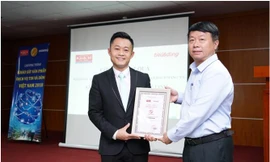Thời báo Kinh tế Việt Nam trao chứng nhận kết quả khảo sát cho đại diện nhãn hàng Giải độc gan Tuệ Linh