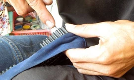 Tự ý dán thêm đế giày để 'xin' 300.000 đồng của khách