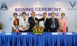 Lãnh đạo VINFAST và lãnh đạo AAPICO ký kết biên bản ghi nhớ về việc thành lập liên doanh.