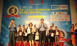 Bà Phan Thị Mỹ Hằng – Phó Giám đốc chi nhánh Tinh Vân Tp.HCM đã đại diện Tinhvan Group nhận Giải thưởng tại sự kiện