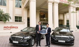 Mercedes-Benz Việt Nam bàn giao E 200 thế hệ mới cho Movenpick Hà Nội