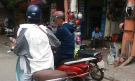 Cô gái trẻ đi xe đẹp lang thang khắp phố Hà Nội xin tiền người đi đường