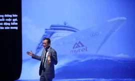 Zaw Min Oo - Phó giám đốc đối ngoại của Mytel, người thực hiện bài giới thiệu được gọi đùa là “Steve Jobs của Myanmar