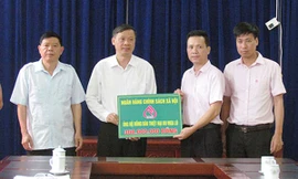 Phó Tổng Giám đốc NHCSXH Hoàng Minh Tế trao số tiền 300 triệu đồng cho tỉnh Lai Châu để khắc phục hậu quả do lũ gây ra