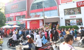  Chen chân mua sắm tại siêu thị điện máy mới khai trương trong ngày đầu Tháng khuyến mại Hà Nội 20