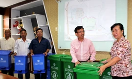 Ông David Dương, Tổng giám đốc Công ty TNHH Xử lý chất thải Việt Nam trao tặng cho thùng rác cho người dân