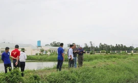 Nhóm chuyên gia nghiên cứu Israel và cán bộ chuyên môn Sao Mai đi khảo sát thực tế tại Trung tâm giống thuỷ sản An Giang