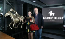 Gương mặt đại diện của dòng xe S-Class - Nữ ca sĩ Thu Minh và chồng là những người giúp đưa môn thể thao Polo về Việt Nam