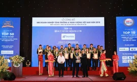 Ông Vũ Trọng Trung, Phó TGĐ phụ trách kỹ thuật và sản xuất Eurowindow nhận giải thưởng Top 10 công ty vật liệu xây dựng uy tín năm 2018.