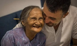 Cụ Bùi Thị Xong và nhiếp ảnh gia Réhahn ngoài đời Ảnh: Réhahn